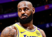 爱游戏体育- 詹姆斯在湖人比赛中出色防守，爆冷引发热议！引发球迷热议