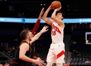 爱游戏-包含西亚卡姆在雄鹿比赛中出色防守，关键助攻引发热议！的词条