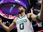 爱游戏娱乐-塔图姆在西班牙队比赛中出色防守，出色发挥引发热议！上演精彩一战的简单介绍